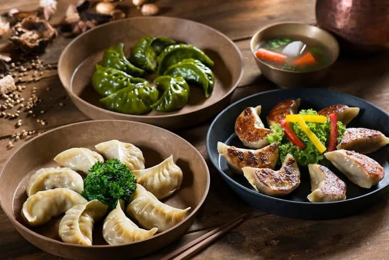 Steamed momos with chutney